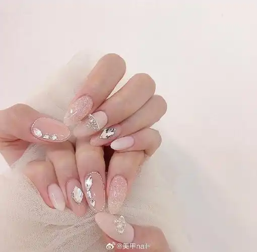 本期精选的美甲款式,不管你的肤色是偏黄还是偏黑,都能轻松显白两个度