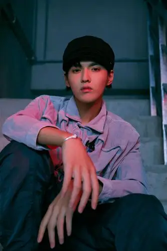 吴亦凡工装风衬衫,黑色帽子,简洁有型搭配