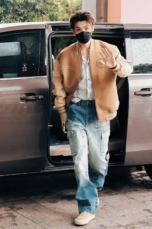 黄明昊你好星期六棕色棒球服路透##黄明昊棕色拼接棒球服路透