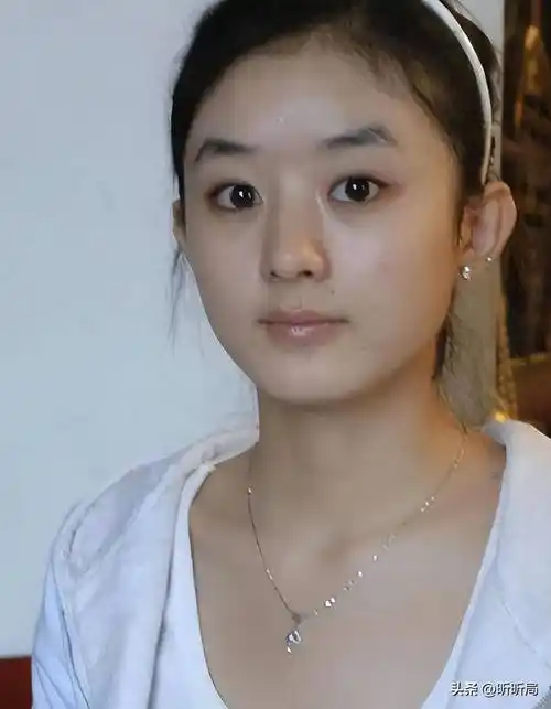 小时候的赵丽颖,对艺术有着天然的热爱,每当看到电视里的演员们,她的