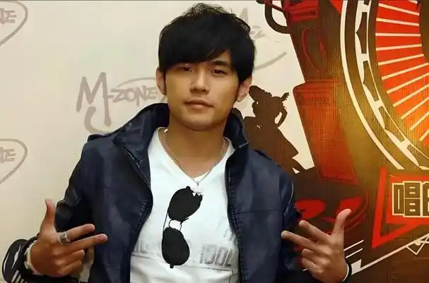 周杰伦连续发文"勿扰"不表态的事件,官方直接下场背书硬气回应