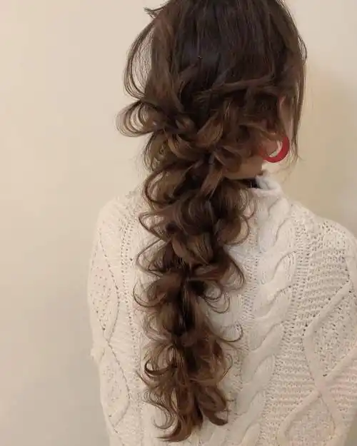 越随性越时髦10款初夏的编扎造型简约的时尚编发让你更出彩