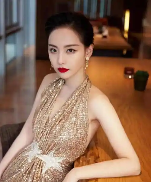 张嘉倪穿粉色连衣裙尽显青春活力!