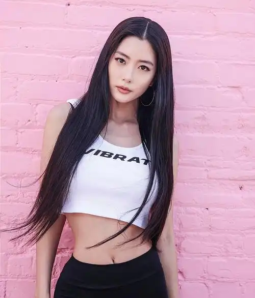 克拉拉38岁写真大放送,魅力难挡,你敢挑战自己的定力?