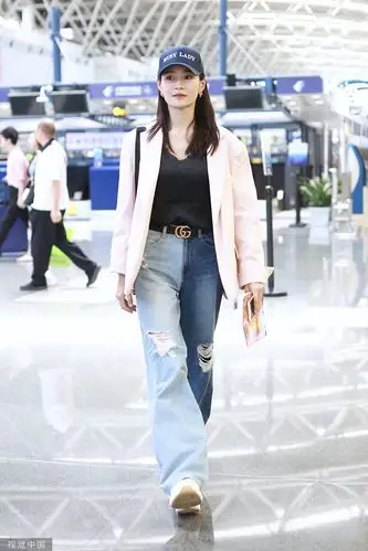 王媛可身穿粉色小西装搭配破洞牛仔裤. 图片来源