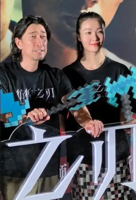 王千源一家3口被偶遇,14岁女儿腿好长,妻子身材高挑气质出众!