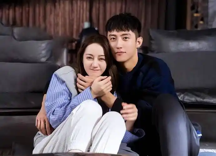 热巴黄景瑜先后发声辟谣,却反变相坐实恋情,男方前任也来凑热闹