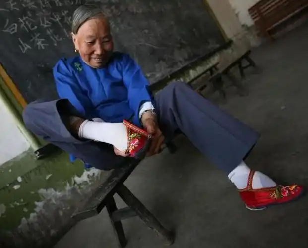 那些年的裹脚老人这才是原始的小脚太太最后一张让人不忍直视