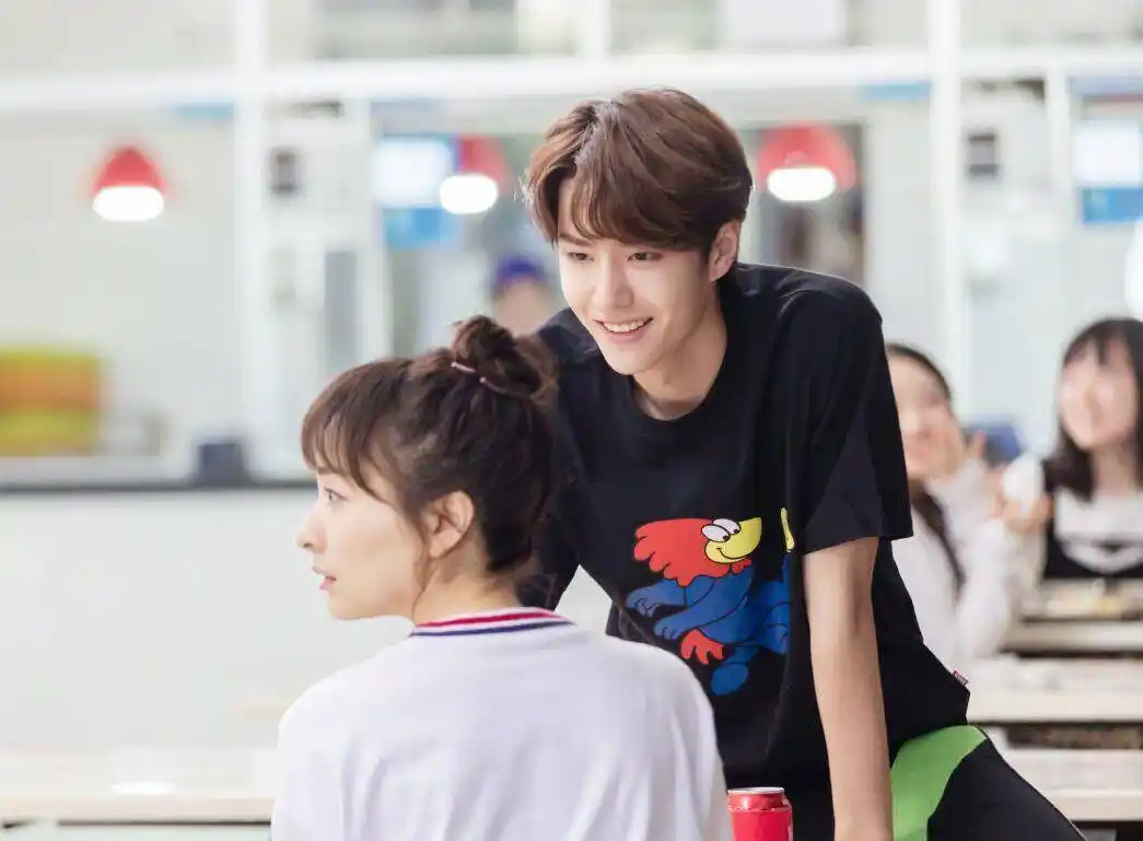 王一博吴昕首次合作眼神温柔出奇般配但双方私下态度很不一样