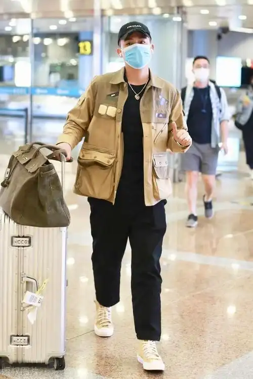 欧豪全副武装现身机场痞劲十足(欧豪还是这么帅气会穿)(1)