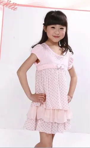 13.14岁的女孩穿短裙的照片