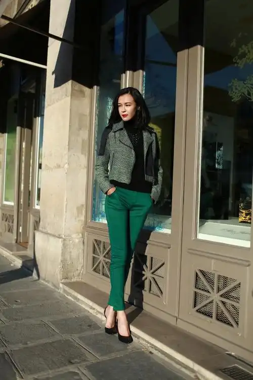 李艾牵手老公走机场穿粉色羽绒服配牛仔裤被宠的人真幸福