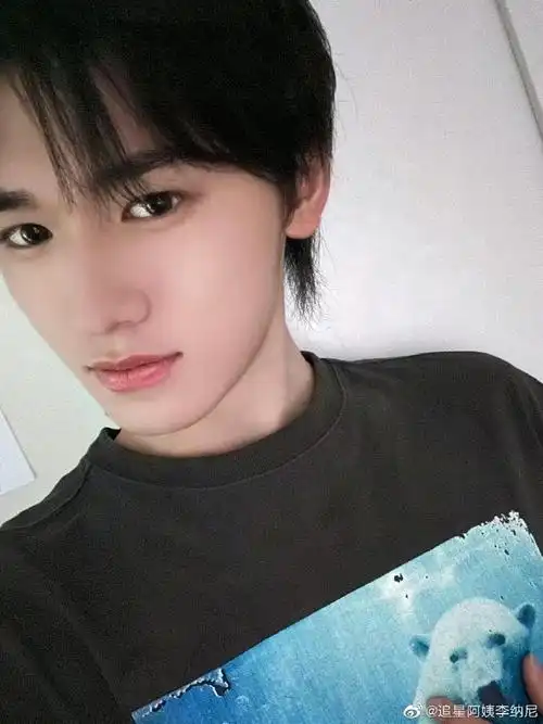 宋亚轩自拍三宫格96近距离欣赏轩轩的美貌帅哥的自拍对我眼睛很好爱