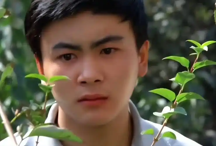 在照片中,他们正坐在海边休息.洪剑涛穿