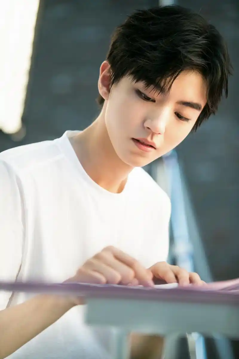 刚刚,有网友晒出了王俊凯爸爸妈妈奶茶店的开张图,照片中王俊凯爸妈