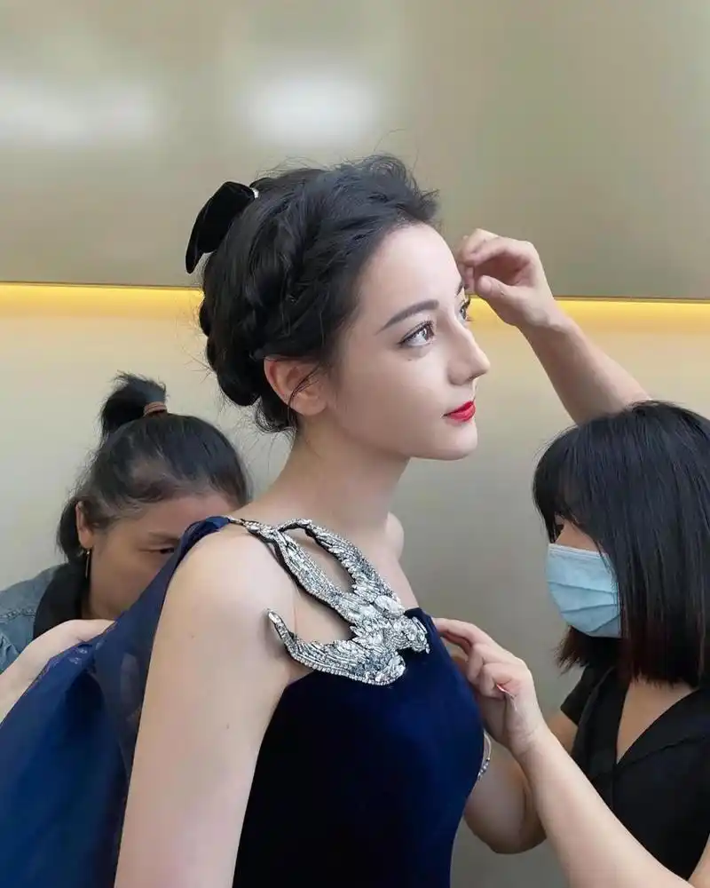 迪丽热巴的盘发太美了,这样的妆容清新又甜美!