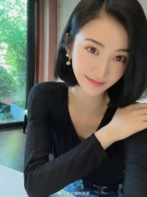 景甜晒短发自拍皮肤白嫩状态佳穿黑色紧身小v领秀天鹅颈