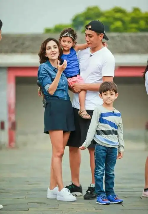 演员刘烨,在饭桌上对妻子一见钟情,结婚12年零绯闻