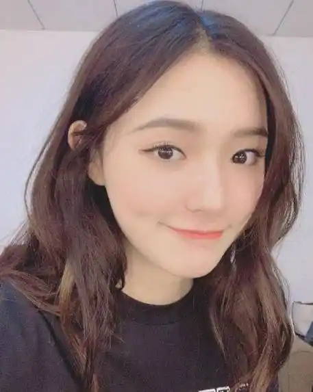 林允晒自拍乖巧可爱,对着镜头微笑的样子太萌了_照片_周星驰_网友