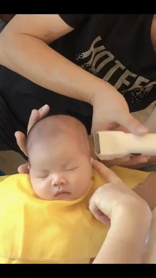小宝满月啦!#第一次剃胎发 #宝宝理发很乖哦 - 抖音