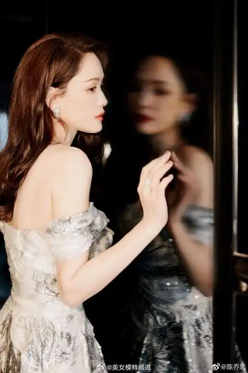 陈乔恩一袭水墨色亮片长裙 露香肩锁骨气质性感大方