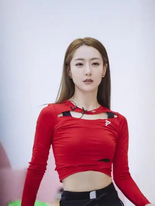 白冰真是放得开穿露胃装还挖5个洞上节目超模身材太惊艳