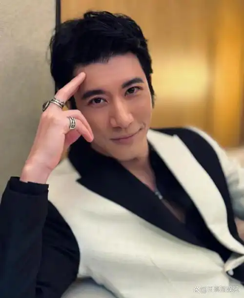 亚当来了!入乡随俗被爆该"翻版张震岳",华语歌手该派谁来应战