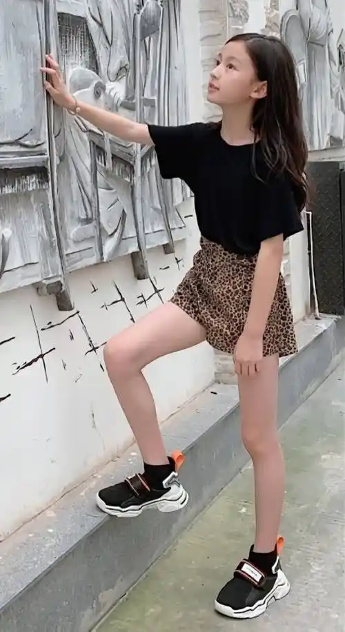 最美童星裴佳欣,9岁穿豹纹裙凹漫画腿,腿长姐姐们
