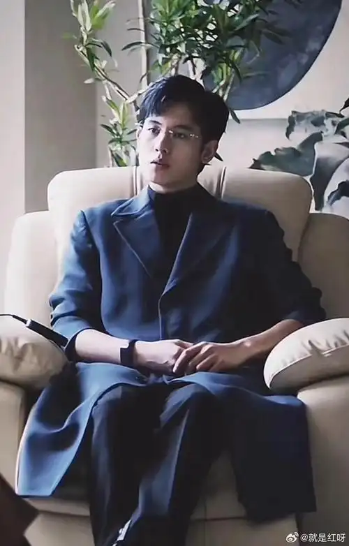 西装眼镜造型直接爆改霸总是吧,被狠狠拿捏住了