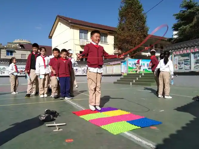 绳彩飞扬        参赛者在指压板上跳绳,连续完成5个则算游戏通过.