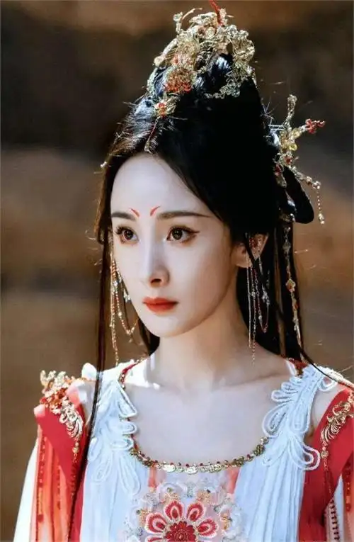 杨幂当初被偷拍裙底,照片传遍全网,当初蒋梦婕说的话竟有人信了