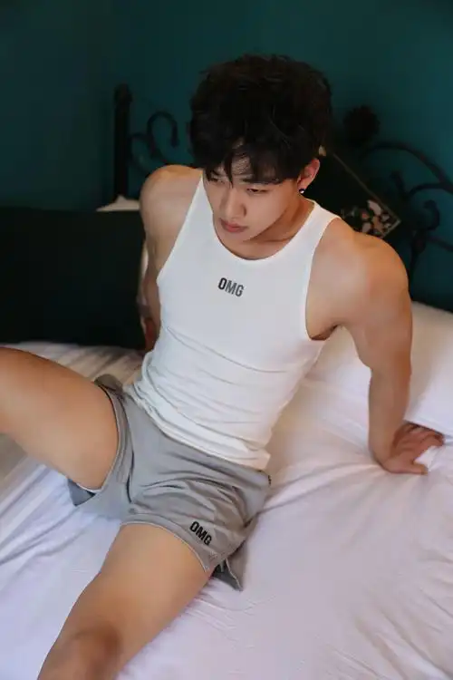 肌肉帅哥复古写真