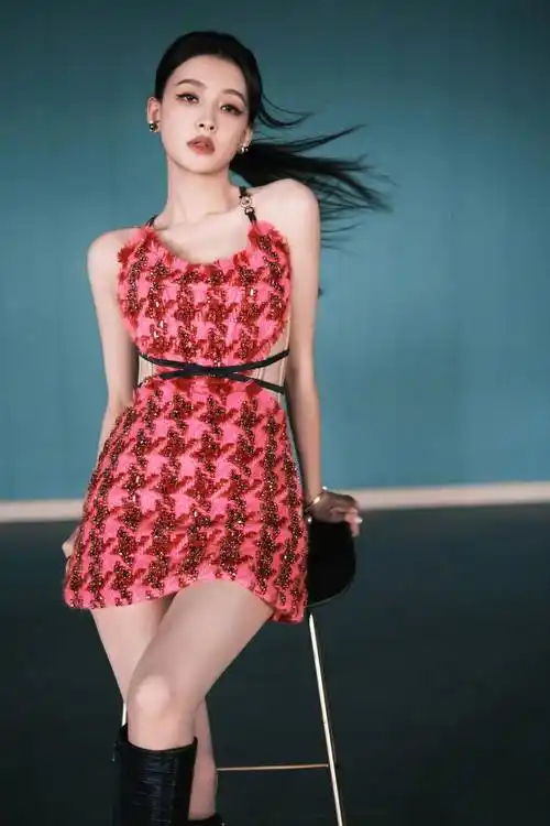 大长腿美女孙怡身材高挑,曲线优美,美艳且性感_舞台_观众_魅力