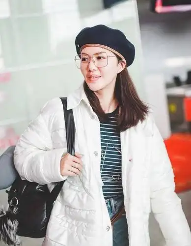 原创谭维维罕见带老公现身陈亦飞紧跟老婆夫妇发脾气都一个表情