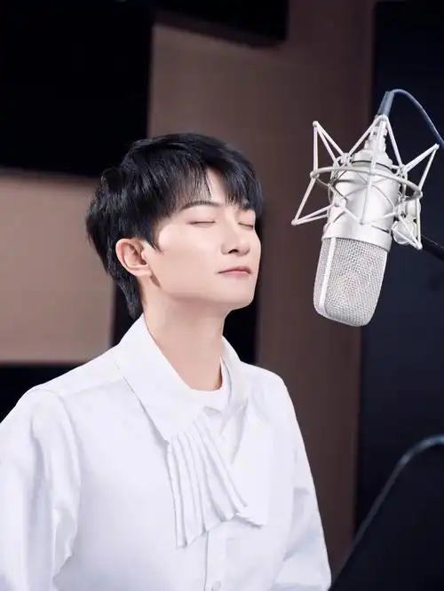 新图降临白白净净的周深好帅啊