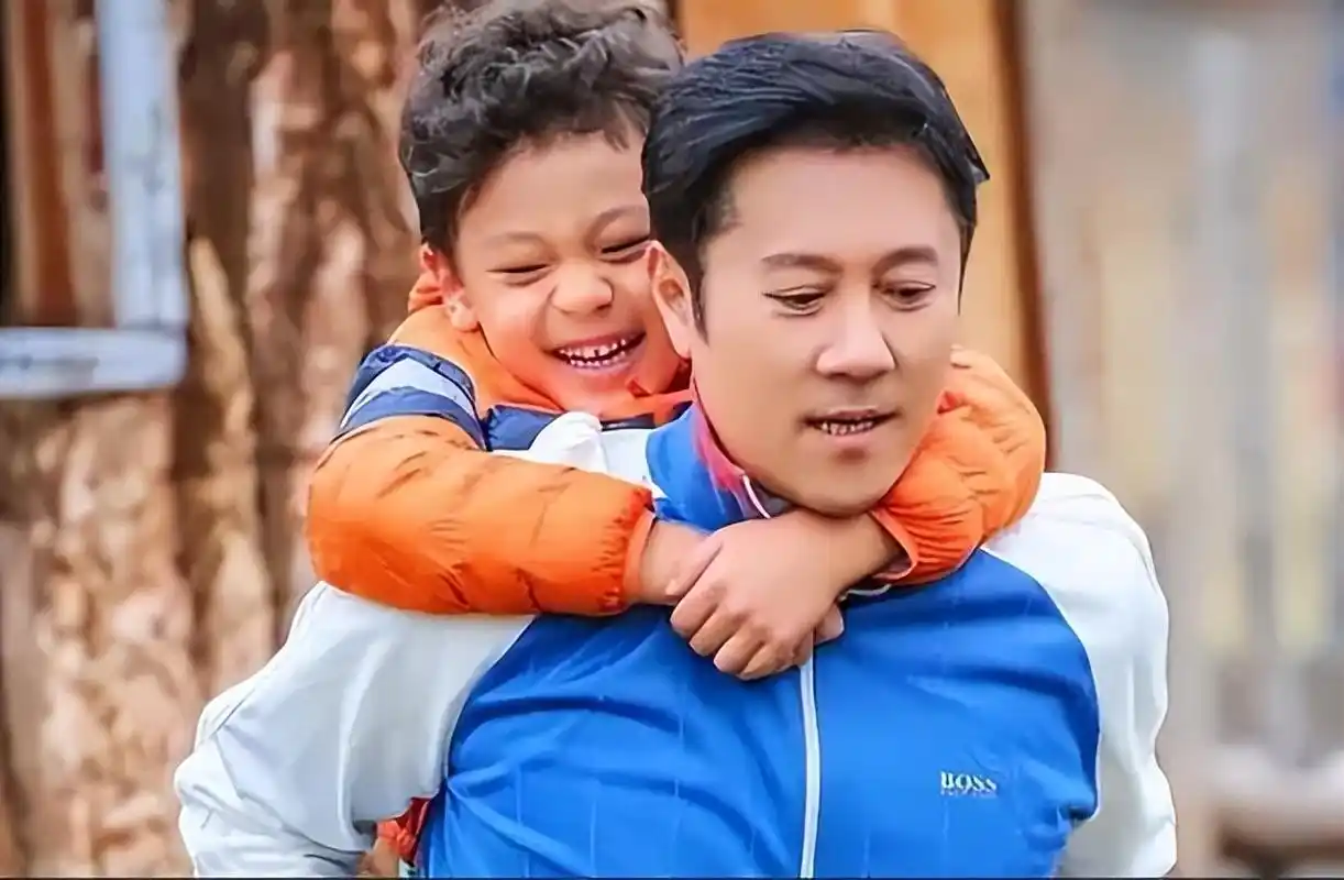 蔡国庆儿子引争议,6年全科免考毕业或升重点,晒近照五官似妈