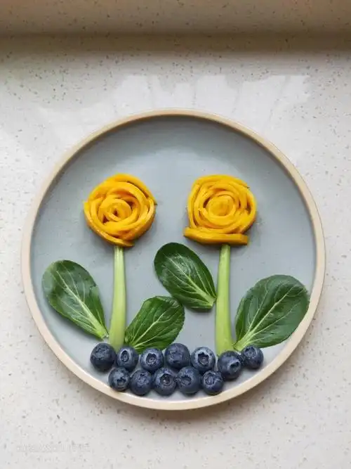 用料水果芒果,蓝莓简单漂亮的水果拼盘的做法参照这个菜谱,大家做出 1