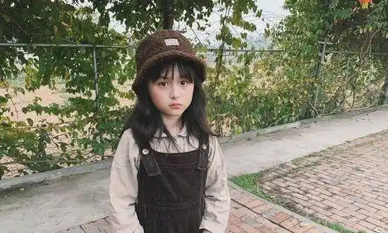 从刘楚恬的照片来看,她是个名副其实的"小潮童.