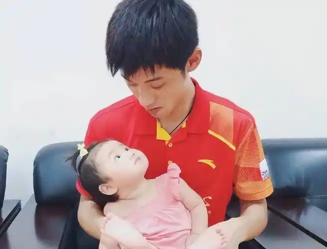 除此之外卓伟还表示,张继科隐婚生子已经有孩子了,他的现任女友是张萌