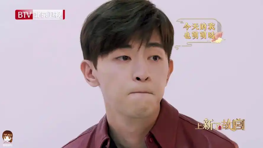 拍照时嘟嘴卖萌,怎么能那么可爱@邓伦 期待新综艺《上新了故宫》新