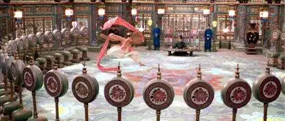 快讯   《十面埋伏》里,章子怡扮演的盲女小妹用长长的水袖击鼓,上演