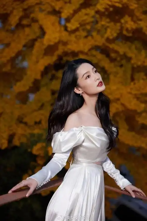 李沁氛围感写真释出身穿白色露肩礼裙甜美大气
