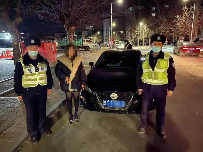 女司机酒驾快到家门口被交警查获