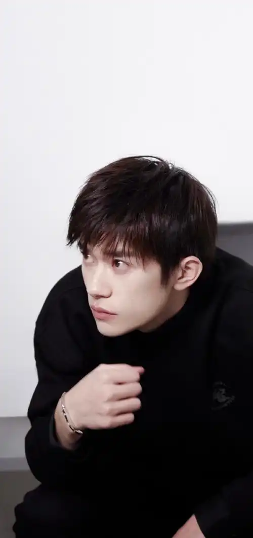 电影满江红##易烊千玺满江红直播全黑造型#这少年与成熟感共存的眼神