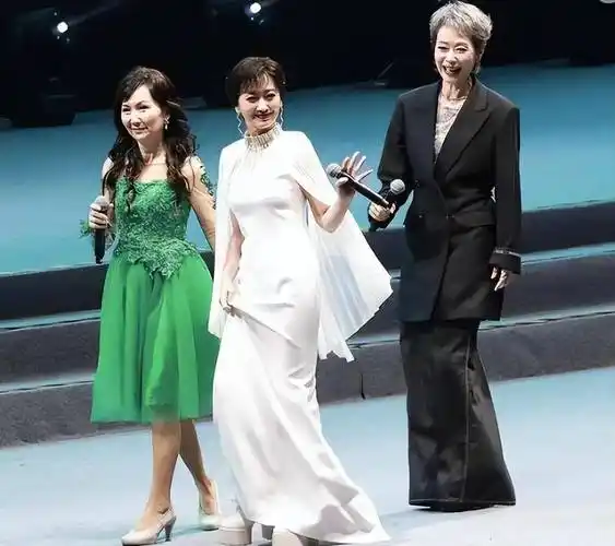 66岁陈美琪复出,衣着朴素挎布包,对粉丝再三鞠躬表示感谢_孩子_成为了