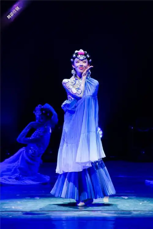 云心中有水水梦里是云四川师大舞蹈学院彝族女子群舞云水伊人精彩剧照