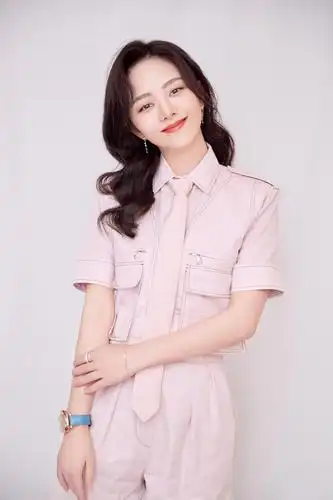 谭松韵"粉色系"穿搭,粉色绑带v领长裙,甜美气质凸显少女感_手机搜狐网