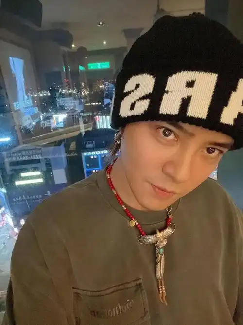 罗志祥秀v脸自拍 挨批"修图像吴亦凡"_网易订阅