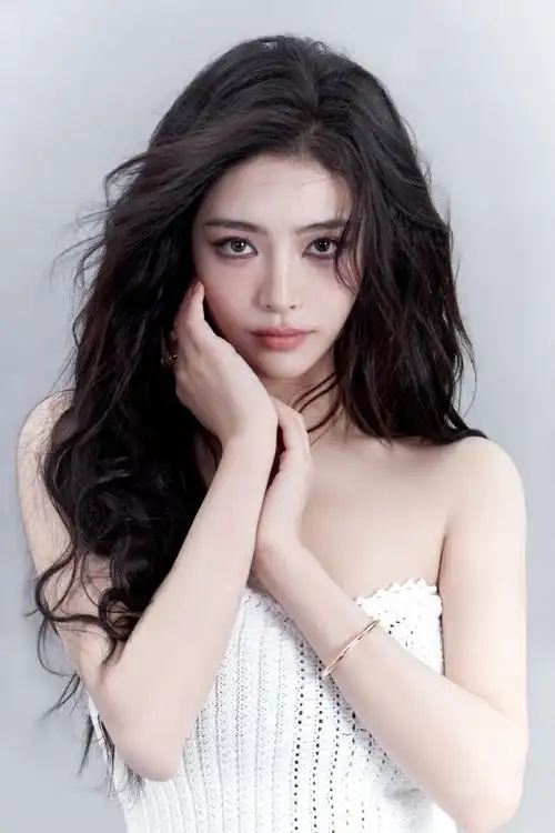 许佳琪超话02@许佳琪kiki    #许佳琪的秀场日记#  长发披肩,似你