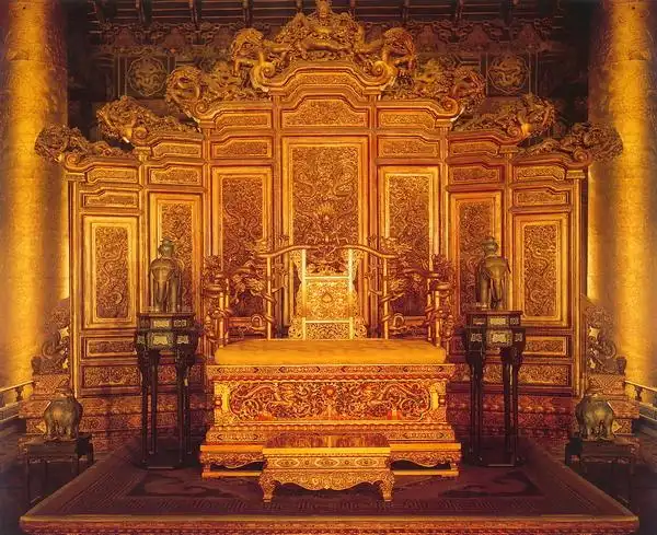 故宫太和殿内金碧辉煌的龙椅宝座